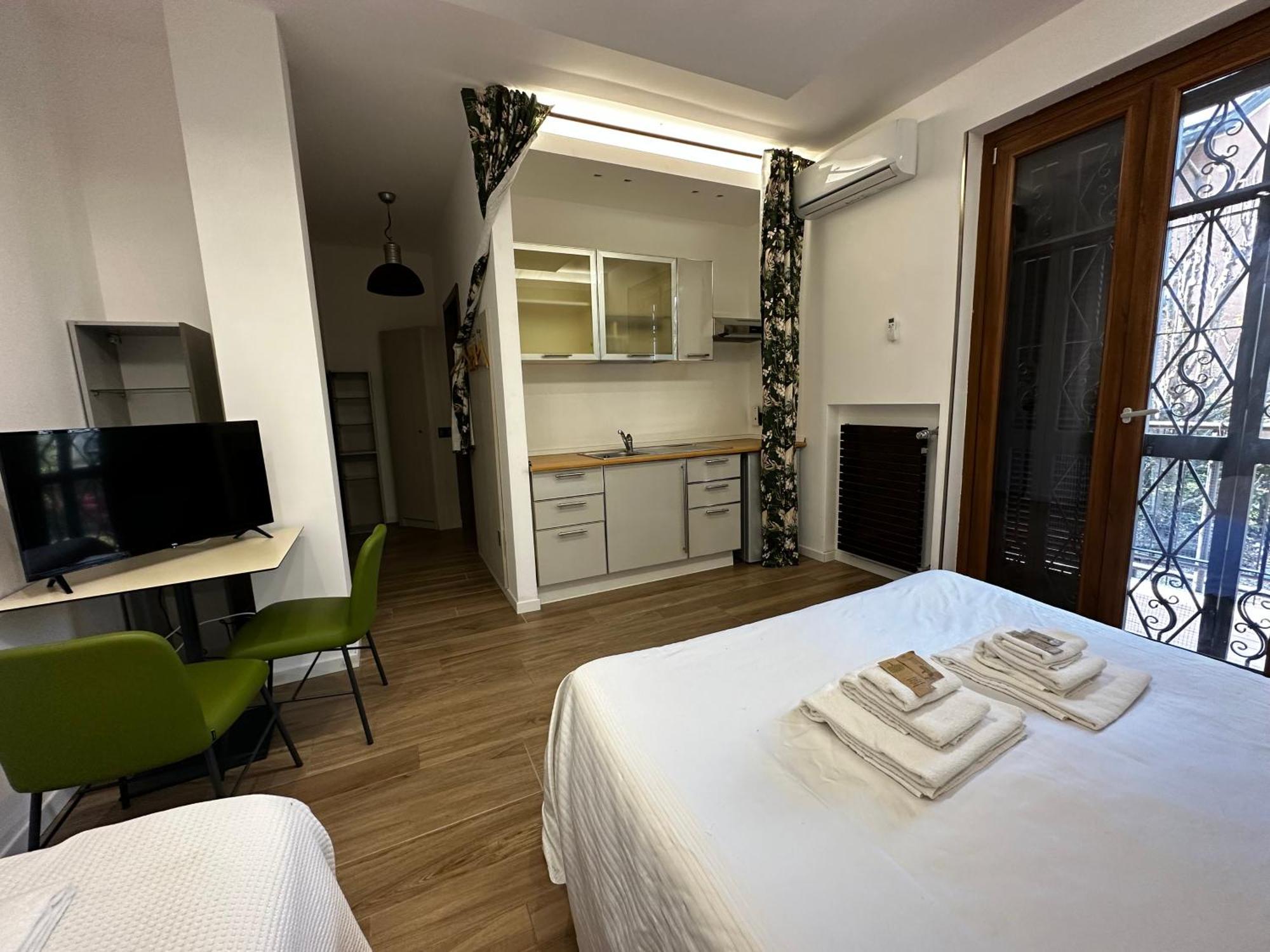 Отель Borgo Manzoni - Charming House Роццано Экстерьер фото
