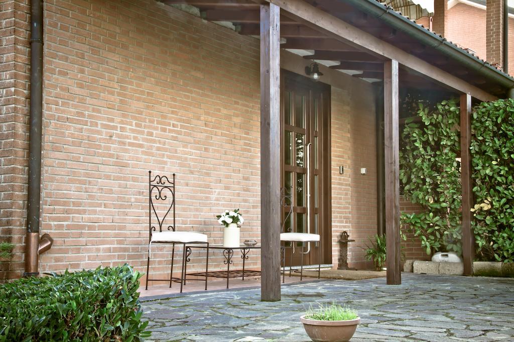 Отель Borgo Manzoni - Charming House Роццано Экстерьер фото